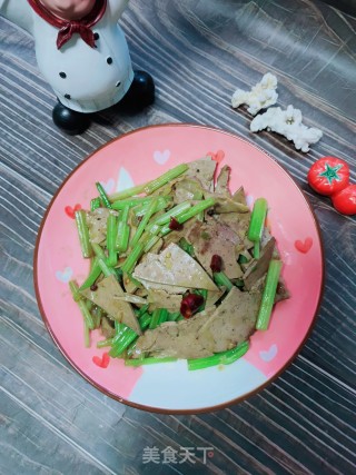 芹菜炒猪肝的做法步骤：11