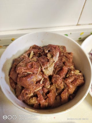 芹菜白菜梗炒牛肉的做法步骤：2