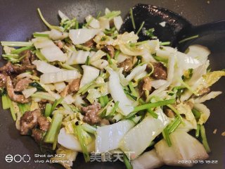 芹菜白菜梗炒牛肉的做法步骤：6