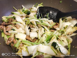 芹菜白菜梗炒牛肉的做法步骤：8