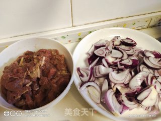洋葱炒牛肉的做法步骤：2