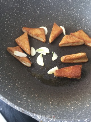 黄瓜炒鱼豆腐的做法步骤：11