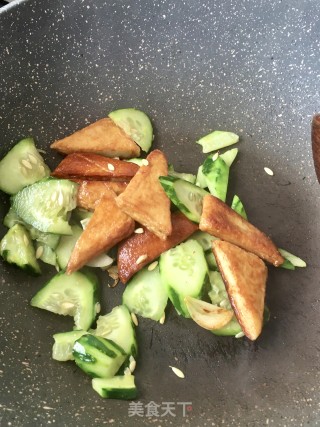 黄瓜炒鱼豆腐的做法步骤：12