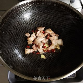 五花肉烧茭白的做法步骤：1
