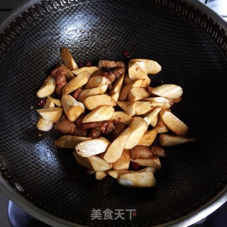 五花肉烧茭白的做法步骤：3