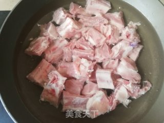 冬瓜排骨油馍片汤的做法步骤：2