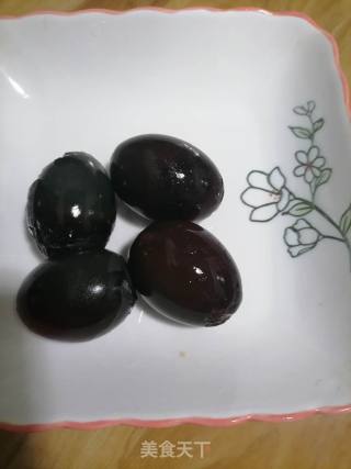 浇汁松花蛋的做法步骤：1