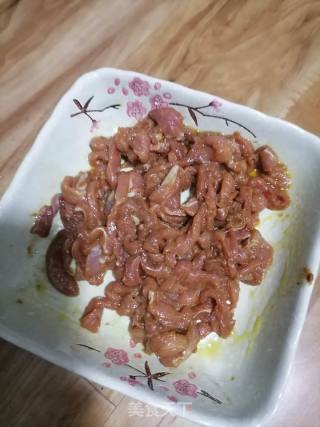 芹菜炒肉丝的做法步骤：2