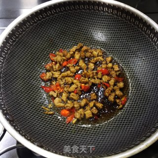 青椒炒毛豆的做法步骤：2
