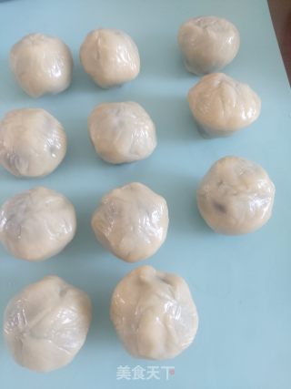 广式豆沙月饼的做法步骤：4