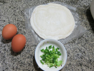 香葱鸡蛋手抓饼的做法步骤：1