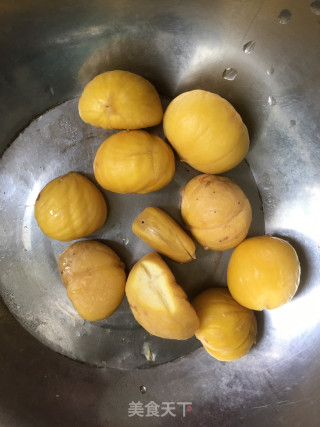 花胶板栗椰青炖鸡的做法步骤：3