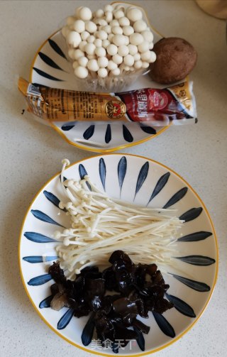 菌菇炖腊肠的做法步骤：1