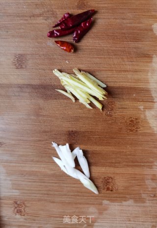 菌菇炖腊肠的做法步骤：2