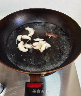 菌菇炖腊肠的做法步骤：6