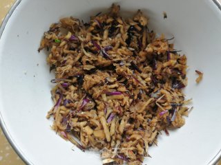 茄子肉馅煎饺的做法步骤：2