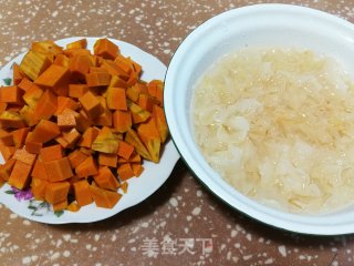 南瓜银耳羹的做法步骤：1