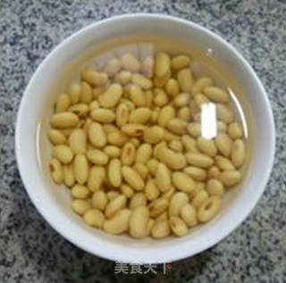 黄豆猪骨大米粥的做法步骤：1