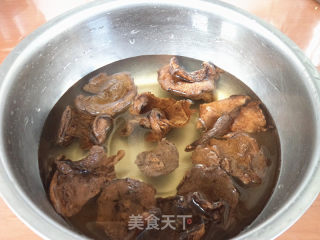 豆角炖榛蘑的做法步骤：1