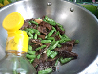 豆角炖榛蘑的做法步骤：7