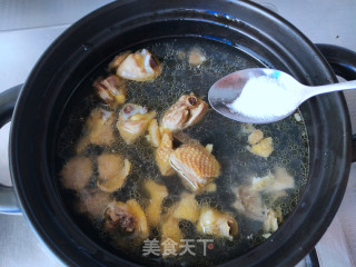 鸡汤炖油皮的做法步骤：2