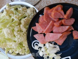 花菜炒香肠的做法步骤：1