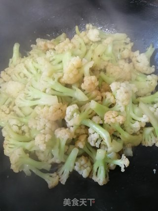 花菜炒香肠的做法步骤：3