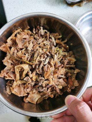 坛子菜蒸五花肉的做法步骤：1