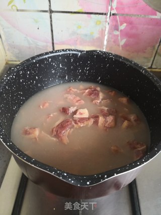 西红柿炖牛腩的做法步骤：1