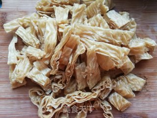 黄心菜炒人造肉的做法步骤：3