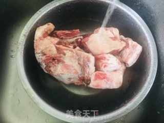 羊肉炖萝卜粉条的做法步骤：1