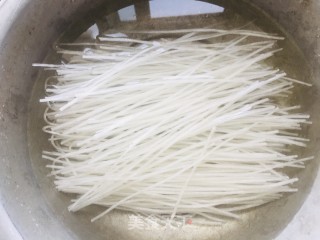 羊肉炖萝卜粉条的做法步骤：2