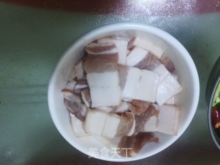 辣炒五花肉的做法步骤：1