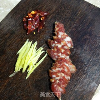 腊肠炒芥兰的做法步骤：3