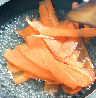 装饰用胡萝卜蜜饯的做法步骤：3