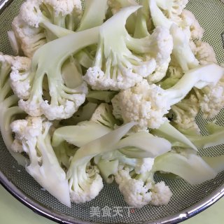 肉片炒花菜的做法步骤：1
