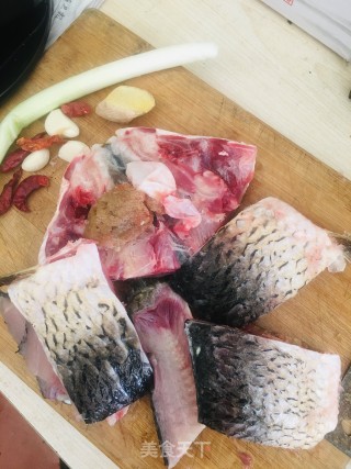鲤鱼炖豆腐的做法步骤：1