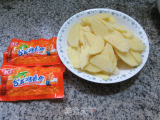 烤香肠炒土豆的做法步骤：1