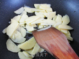 烤香肠炒土豆的做法步骤：3