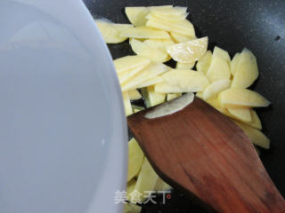 烤香肠炒土豆的做法步骤：4