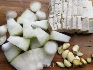 红虾皮冬瓜烧豆腐的做法步骤：1