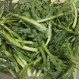 蒜蓉炒茼蒿的做法步骤：1