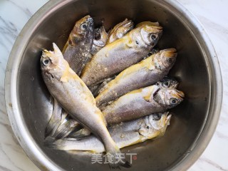 红烧小黄鱼的做法步骤：1