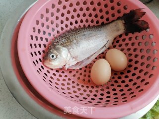 鲫鱼荷包蛋汤的做法步骤：1