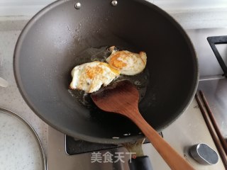鲫鱼荷包蛋汤的做法步骤：3