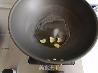 红烧鲫鱼的做法步骤：2