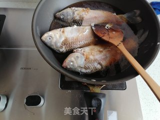 红烧鲫鱼的做法步骤：5