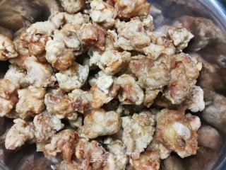 香菇白菜炖鸡块的做法步骤：1