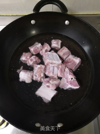 糖醋排骨的做法步骤：2