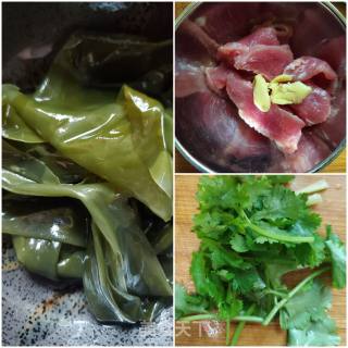 海带芽肉片汤的做法步骤：1
